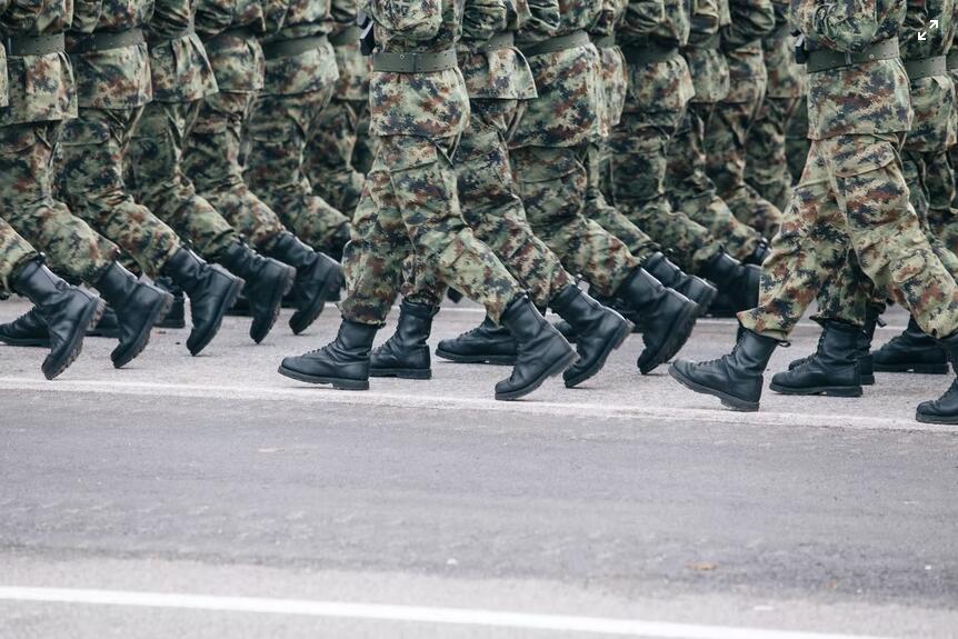 can you join the military with flat feet